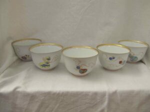 Set of five tea bowls in a wooden box