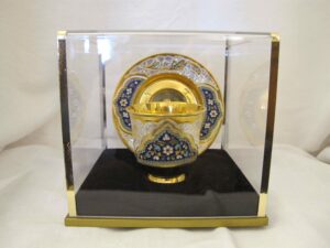 Gift box containing cup and saucer set