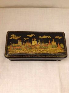 Lacquered box with attached lid