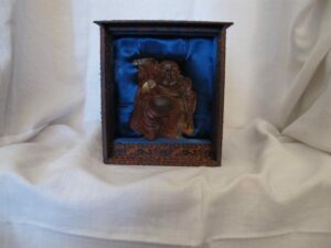 Gift box containing a crystal statue