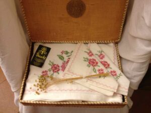 Tablecloth and six napkins in a birch wood box