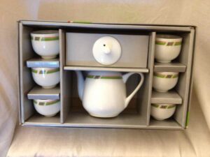 Tea set (teapot with lid and six cups)