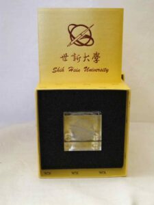 Crystal cube with the insigna of Shih Hsin University