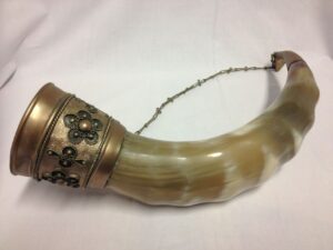 Horn drinking cup