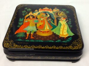 Lacquered box with attached lid