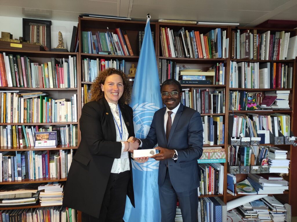 Carlotta Del Bianco con Lazare Eloundou Assomo, Direttore del Centro del Patrimonio Mondiale UNESCO, durante l’incontro a Parigi nel marzo 2026.