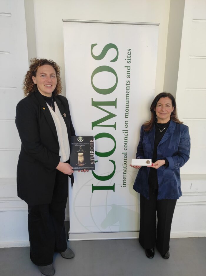 Carlotta Del Bianco con Teresa Patrício, Presidente di ICOMOS International, a Parigi.