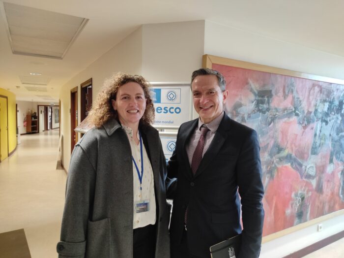 Carlotta Del Bianco con Peter Debrine, Senior Project Officer UNESCO per il Patrimonio Mondiale e il Turismo Sostenibile, a Parigi.